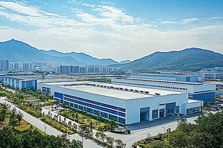 蓝白之间的工业美学 一座现代工厂的外景叙事，点亮商业管理之道